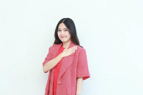 Portret Pięknej Azjatyckiej Kobiety Czerwonym Stroju Gestykulacją Dłoni Klatce Piersiowej — Zdjęcie stockowe