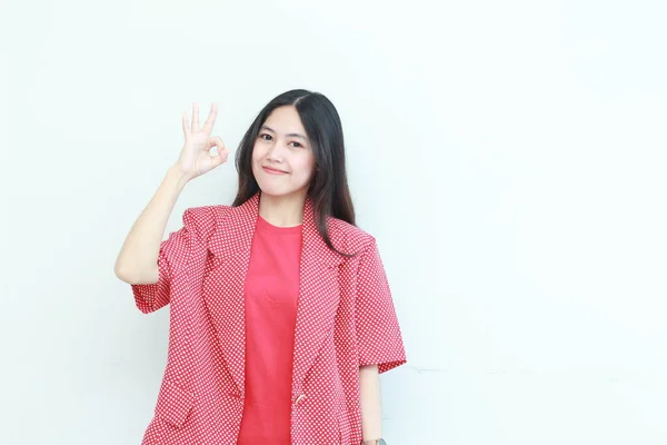 Retrato Bela Mulher Asiática Vestindo Roupa Vermelha Com Acordo Gesto — Fotografia de Stock