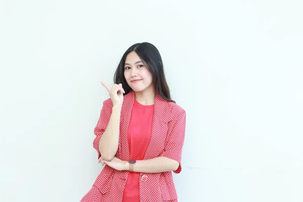 Portret Van Mooie Aziatische Vrouw Rode Outfit Met Glimlachend Gebaar — Stockfoto
