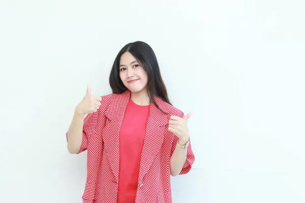 Retrato Hermosa Mujer Asiática Vistiendo Traje Rojo Con Acuerdo Gesto — Foto de Stock