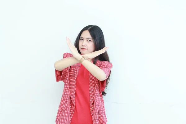 Retrato Bela Mulher Asiática Vestindo Roupa Vermelha Com Rejeição Gesto — Fotografia de Stock
