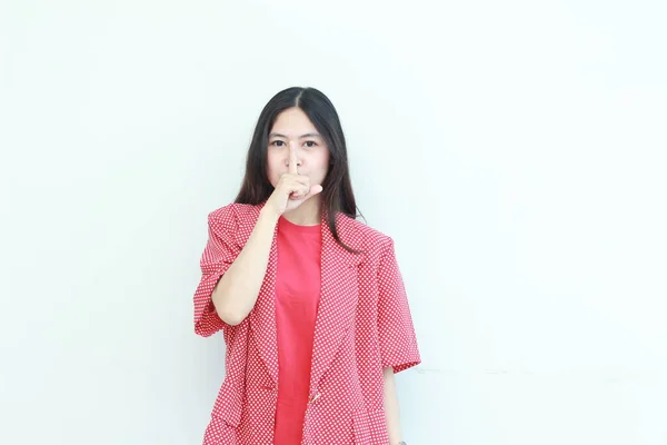 Portrét Krásné Asijské Ženy Sobě Červené Oblečení Gestem Být Ticho — Stock fotografie