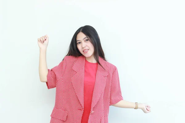 Porträtt Vacker Asiatisk Kvinna Bär Röd Outfit Med Glada Uttryck — Stockfoto
