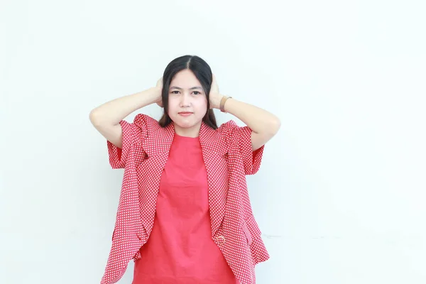 Retrato Bela Mulher Asiática Vestindo Roupa Vermelha Gesticulando Para Cobrir — Fotografia de Stock