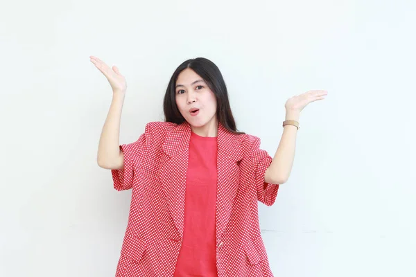 Portret Van Mooie Aziatische Vrouw Dragen Rode Outfit Wijzen Omhoog — Stockfoto