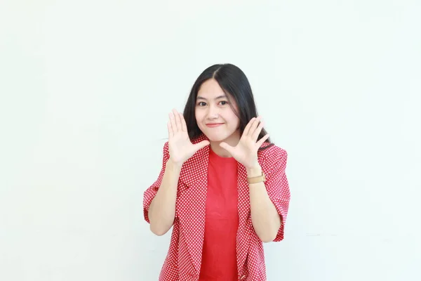 Porträt Der Schönen Asiatischen Frau Rotem Outfit Mit Flüstergeste Isoliert — Stockfoto