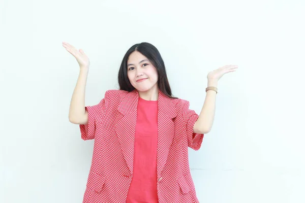 Retrato Bela Mulher Asiática Vestindo Roupa Vermelha Apontando Para Cima — Fotografia de Stock