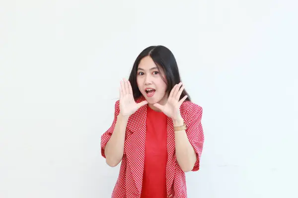 Retrato Hermosa Mujer Asiática Vistiendo Traje Rojo Con Gesto Susurrante — Foto de Stock