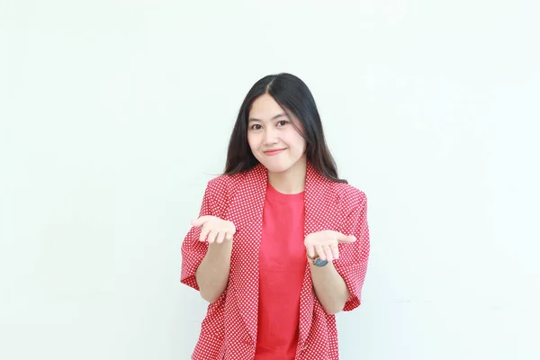 Porträtt Vacker Asiatisk Kvinna Bär Röd Outfit Med Handgest Presentera — Stockfoto