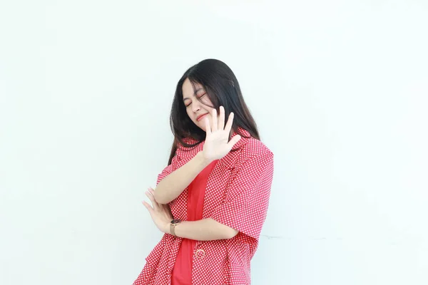Retrato Bela Mulher Asiática Vestindo Roupa Vermelha Com Rejeição Gesto — Fotografia de Stock