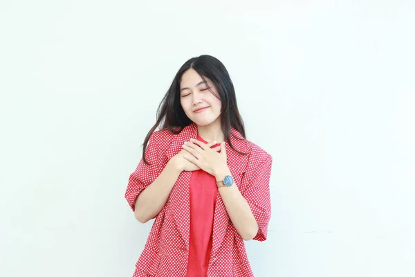 Retrato Bela Mulher Asiática Vestindo Roupa Vermelha Com Mão Gesticulando — Fotografia de Stock