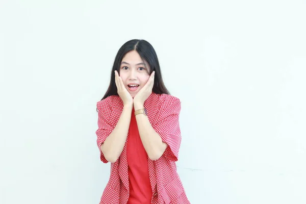 Portrett Vakker Asiatisk Kvinne Iført Rødt Antrekk Med Smilende Gest – stockfoto