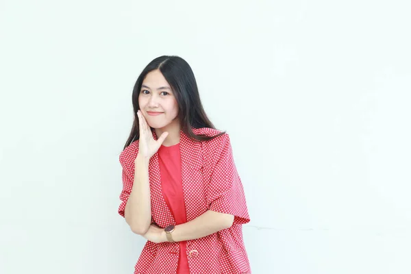Porträt Der Schönen Asiatischen Frau Roten Outfit Mit Lächelnder Geste — Stockfoto