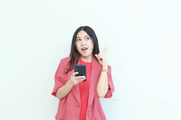 Porträtt Vacker Asiatisk Kvinna Bär Röda Kläder Medan Håller Mobiltelefon — Stockfoto