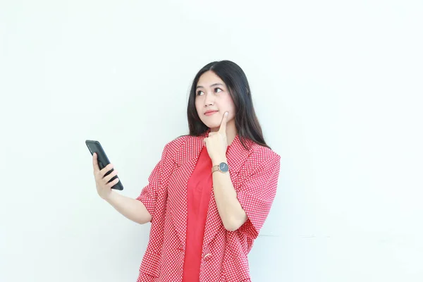 Портрет Красивой Азиатской Женщины Красной Одежде Держащей Мобильный Телефон Выражением — стоковое фото