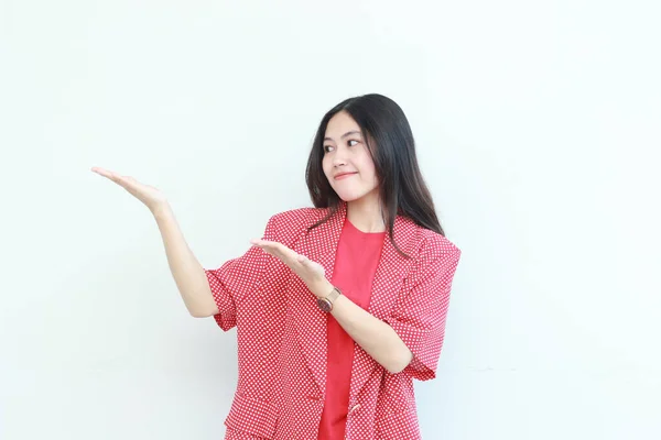 Portret Van Mooie Aziatische Vrouw Dragen Rode Outfit Wijzen Naar — Stockfoto