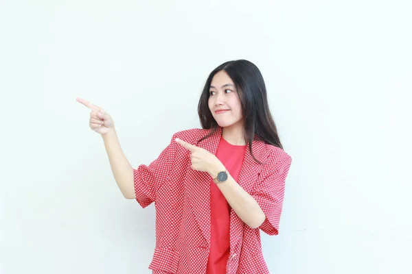 Retrato Bela Mulher Asiática Vestindo Roupa Vermelha Apontando Para Lado — Fotografia de Stock