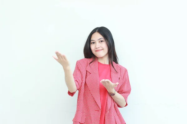 배경에 공간에 측면을 가리키는 빨간색 아시아 여자의 초상화 — 스톡 사진