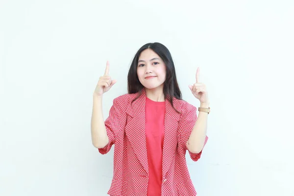Portret Van Mooie Aziatische Vrouw Dragen Rode Outfit Wijzen Voor — Stockfoto