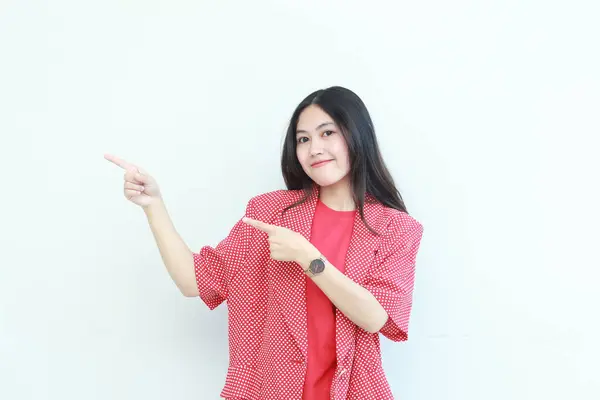 Portret Van Mooie Aziatische Vrouw Dragen Rode Outfit Wijzen Naar — Stockfoto