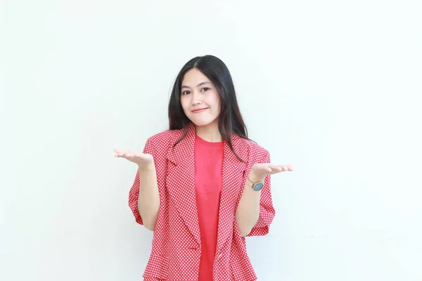 Porträt Der Schönen Asiatischen Frau Trägt Rotes Outfit Mit Handbewegung — Stockfoto