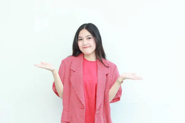 Retrato Bela Mulher Asiática Vestindo Roupa Vermelha Com Gesto Confuso — Fotografia de Stock