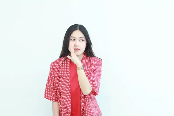 Güzel Asyalı Kadın Portresi Kırmızı Kıyafetler Giyiyor Beyaz Arka Planda — Stok fotoğraf