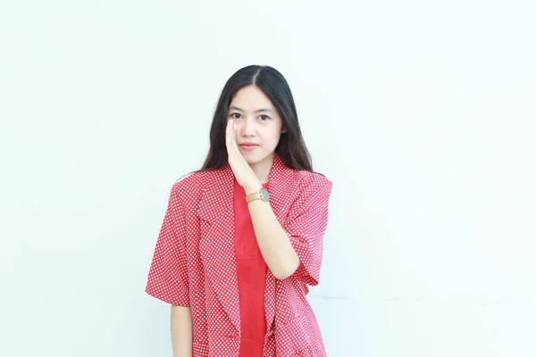 Porträt Der Schönen Asiatischen Frau Rotem Outfit Mit Flüstergeste Isoliert — Stockfoto