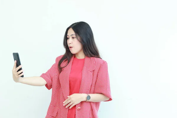 Portrait Belle Femme Asiatique Portant Tenue Rouge Regardant Téléphone Mobile — Photo