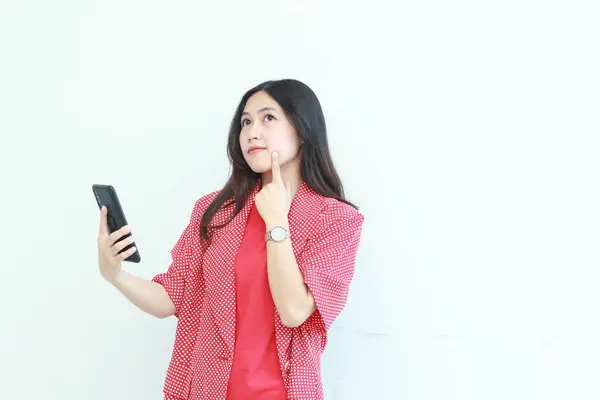 Porträt Der Schönen Asiatischen Frau Trägt Rotes Outfit Hält Handy — Stockfoto