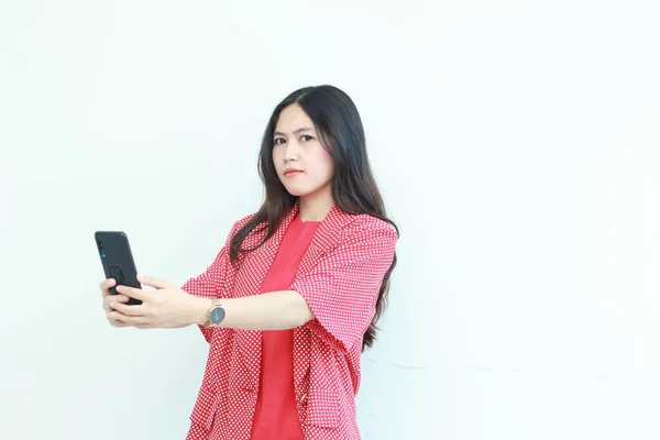 Porträtt Vacker Asiatisk Kvinna Bär Röd Outfit Hålla Mobiltelefon Med — Stockfoto