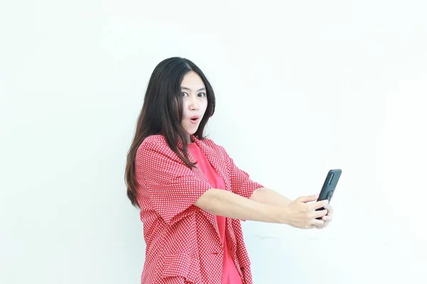 Ritratto Bella Donna Asiatica Vestita Rosso Con Cellulare Con Espressione — Foto Stock