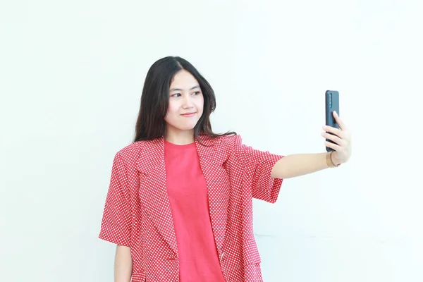 Porträtt Vacker Asiatisk Kvinna Bär Röda Kläder Tittar Mobiltelefon Med — Stockfoto
