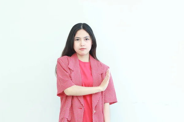 Portret Pięknej Azjatyckiej Kobiety Ubranej Czerwono Gestem Odrzucenia Lub Dezaprobaty — Zdjęcie stockowe