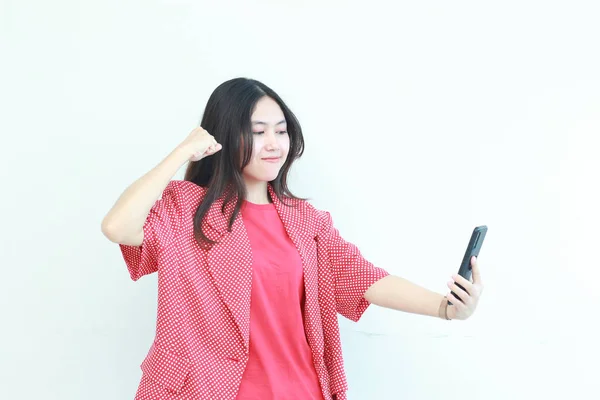 Porträtt Vacker Asiatisk Kvinna Bär Röda Kläder Tittar Mobiltelefon Med — Stockfoto