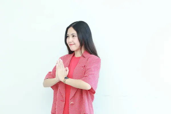 Porträtt Vacker Asiatisk Kvinna Bär Röd Outfit Med Namaste Gest — Stockfoto
