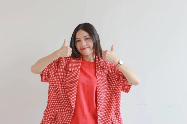 Портрет Красивой Азиатской Женщины Красной Одежде Соглашением Жестом Улыбаясь Изолированный — стоковое фото