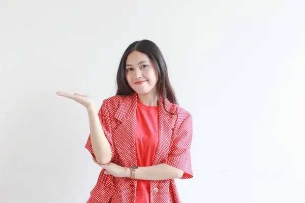 Portret Van Mooie Aziatische Vrouw Dragen Rode Outfit Met Hand — Stockfoto