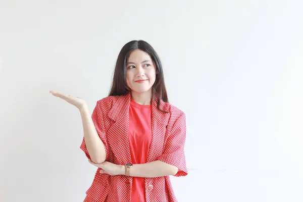 Portré Gyönyörű Ázsiai Visel Piros Ruhát Kézmozdulattal Bemutató Valamit Vagy — Stock Fotó