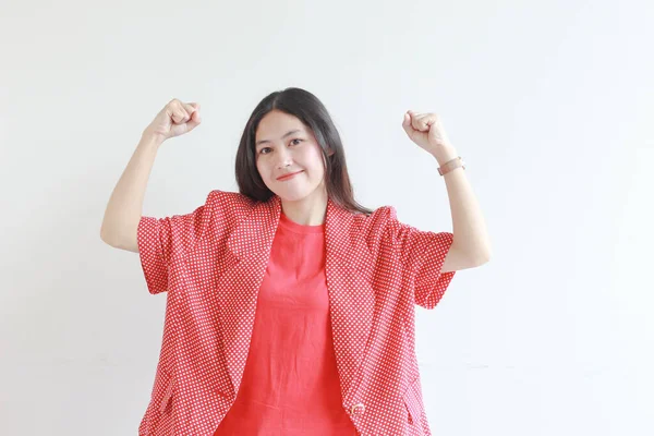 Портрет Красивої Азіатської Жінки Червоному Вбранні Жестом Кулаком Посміхаючись Ізольованому — стокове фото