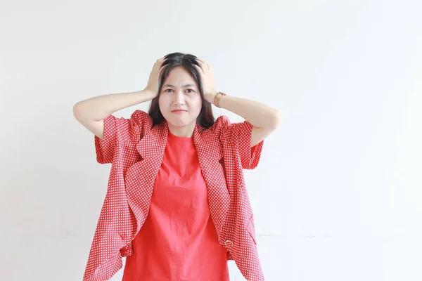 美丽的亚洲女人的肖像 身穿红色衣服 手牵着头 满脸怒容 与白色背景隔离 — 图库照片