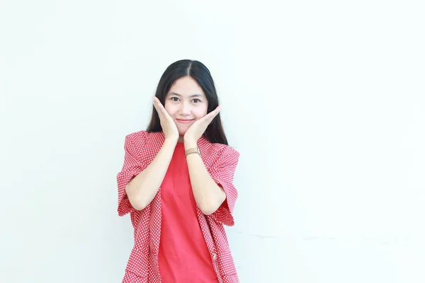Портрет Красивої Азіатки Червоному Вбранні Усміхненим Жестом Ізольовано Білому Тлі — стокове фото