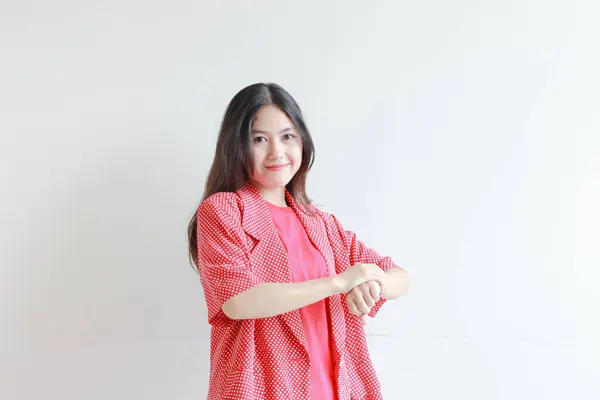 Porträtt Vacker Asiatisk Kvinna Bär Röda Kläder Med Leende Gest — Stockfoto