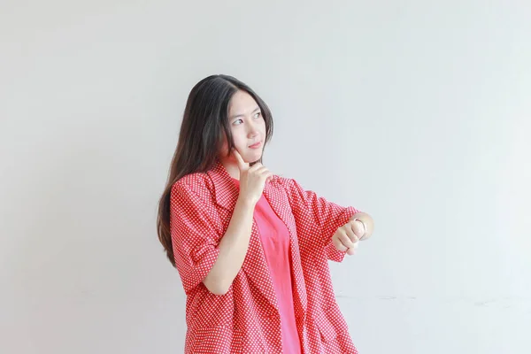 Potret Wanita Asia Cantik Mengenakan Pakaian Merah Isyarat Melihat Jam — Stok Foto
