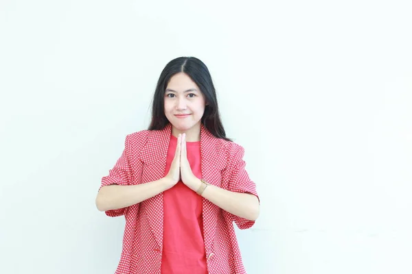 Retrato Bela Mulher Asiática Vestindo Roupa Vermelha Com Gesto Namaste — Fotografia de Stock
