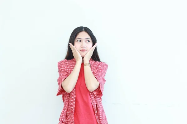 Retrato Bela Mulher Asiática Vestindo Roupa Vermelha Com Pensamento Gesto — Fotografia de Stock