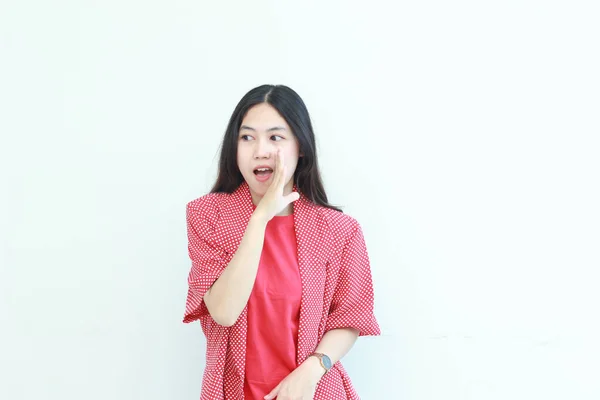 Retrato Hermosa Mujer Asiática Vistiendo Traje Rojo Con Gesto Susurrante — Foto de Stock