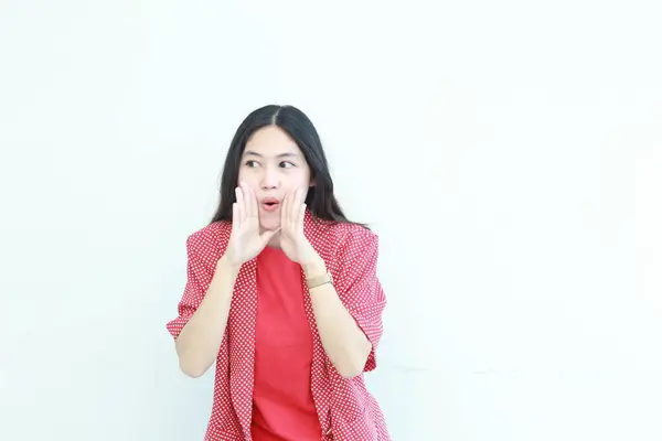 Портрет Красивої Азіатки Червоному Вбранні Жестом Шепоче Ізольовано Білому Тлі — стокове фото