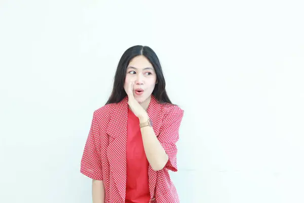 Porträtt Vacker Asiatisk Kvinna Bär Röda Kläder Med Viskande Gest — Stockfoto