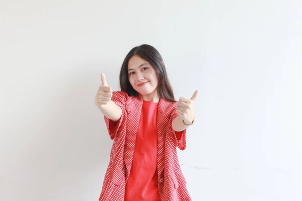 Güzel Asyalı Bir Kadının Portresi Kırmızı Elbiseyle Kabul Edilebilir Tamam — Stok fotoğraf